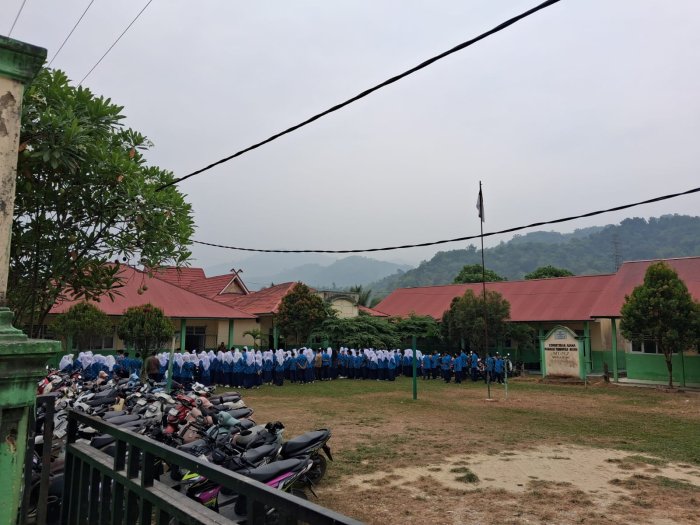 Kepala Madrasah Tsanawiyah Negeri (MTsN) 7 Merangin Pimpin Apel Kedisiplin dan Evaluasi Rutin Kepala Madrasah Tsanawiyah Negeri (MTsN) 7 Merangin Pimpin Apel Kedisiplin dan Evaluasi Rutin