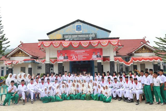 Drumband MTsN 7 Merangin Berpartisipasi pada Upacara HUT ke 79 RI di Kecamatan Pangkalan Jambu