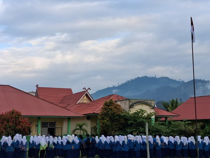 Waka Kurikulum MTsN 7 Merangin Pimpin Apel Disiplin.