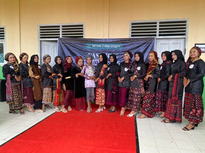 Fashion Show Batik dan Daur Ulang Meriah di MTsN 7 Merangin