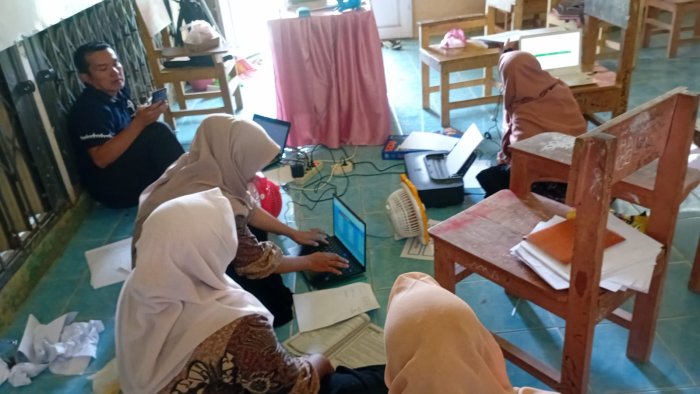 Guru dan Staf MTsN 7 Merangin Buru Kelengkapan Data Akreditasi Madrasah