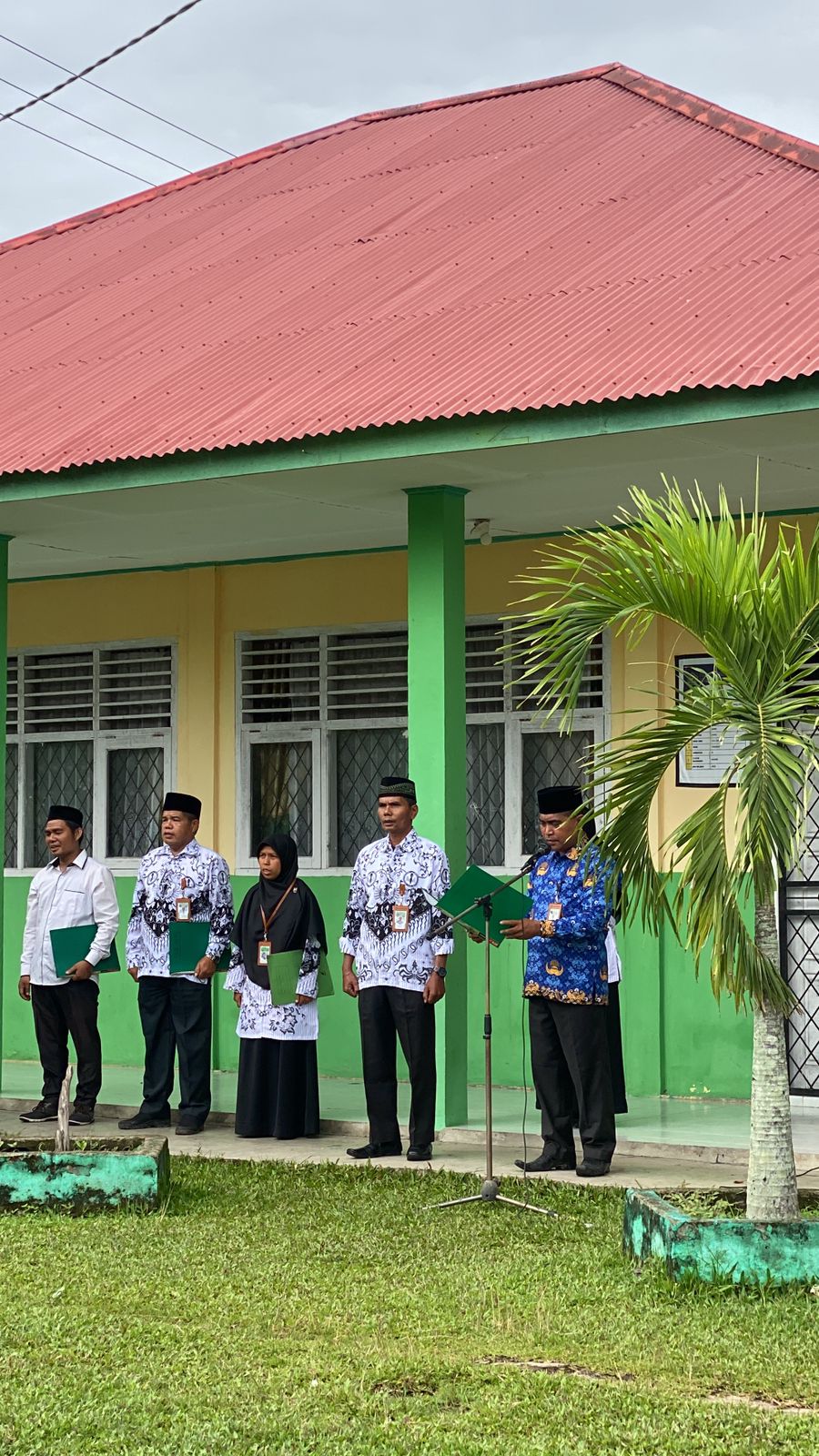 Upacara Hari Guru Nasional di MTsN 7 Merangin