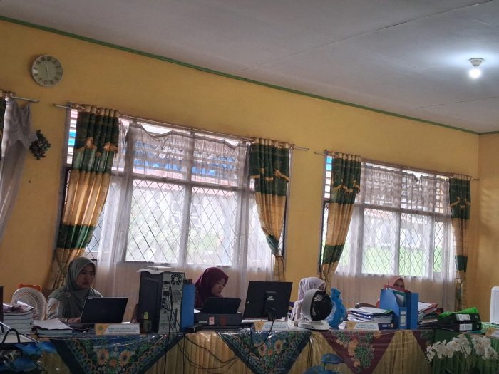 Persiapan TKA, Staf MTsN 7 Merangin Sibuk Cetak Surat Pernyataan Peserta