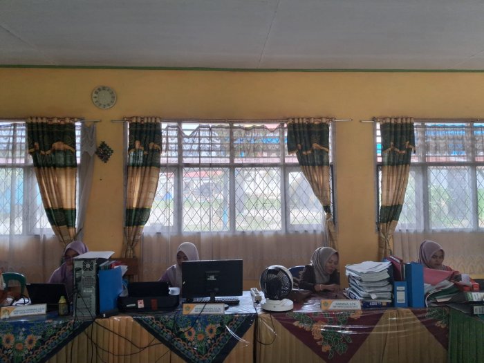 Kejar Target, Staff MTsN 7 Merangin Tancap Gas Tuntaskan Data EMIS Sebelum Libur Lebaran