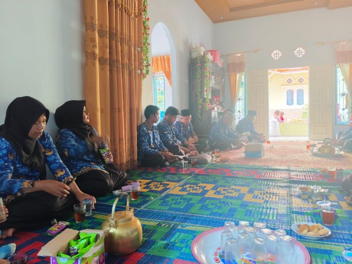 Kepala MTsN 7 Merangin bersama Kepala Tata Usaha, Staff dan Majelis Guru Berkunjung ke Rumah Salah Satu Guru yang sedang Berduka