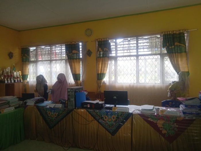 Aktivitas Staf Tata Usaha di Madrasah Saat Libur Semester Ganjil