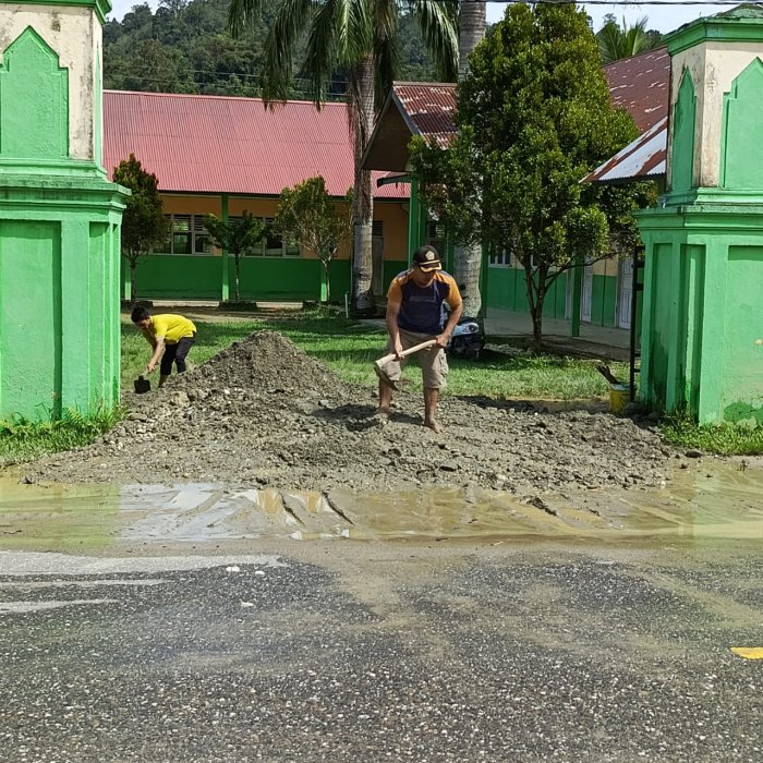 Staf MTsN 7 Merangin Gelar Gotong Royong Saat Libur Semester