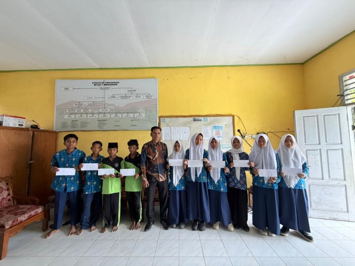 MTsN 7 Merangin Salurkan Zakat kepada Siswa Kurang Mampu