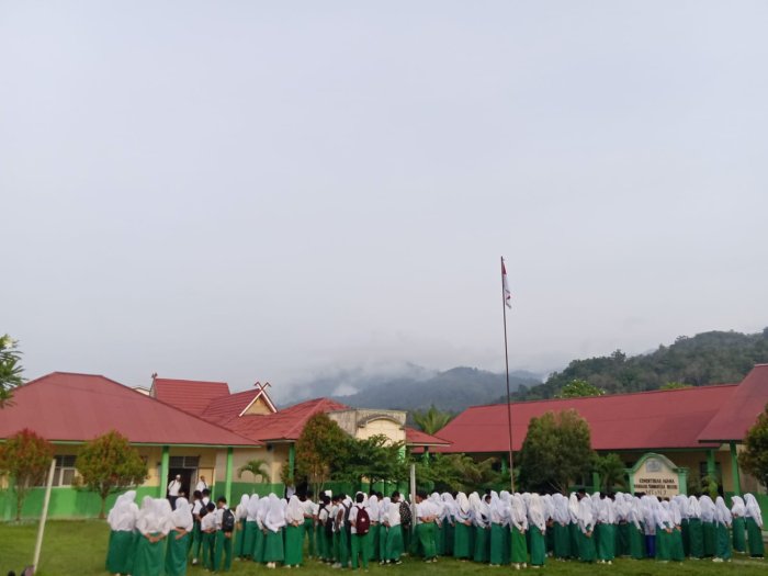 Apel Pagi untuk Melatih Kedisiplinan dan Penyampaian Beberapa Informasi kepada Peserta Didik