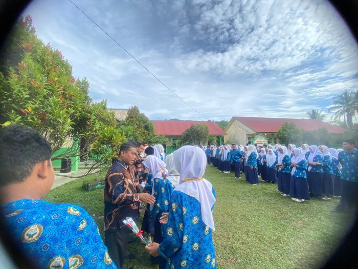 Siswa MTsN 7 Merangin Peringati Hari Guru Nasional