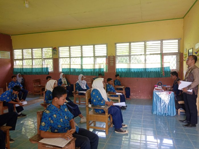 Suasana Hening Warnai Ujian di MTsN 7 Merangin