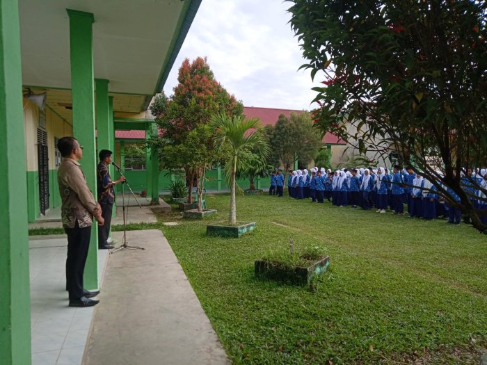 Waka Kesiswaan Pimpin Apel Kedua Ujian Semester MTsN 7 Merangin