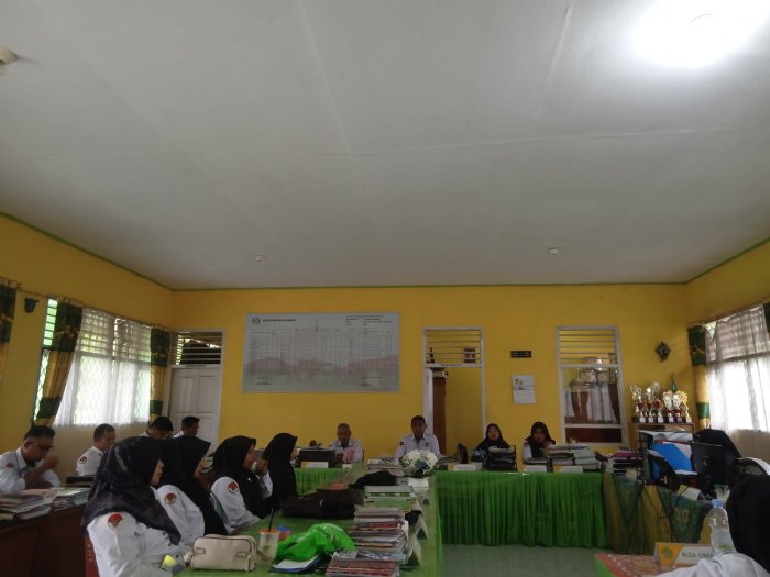 MTsN 7 Merangin laksanakan Rapat Koordinasi dan evaluasi kedisiplinan.